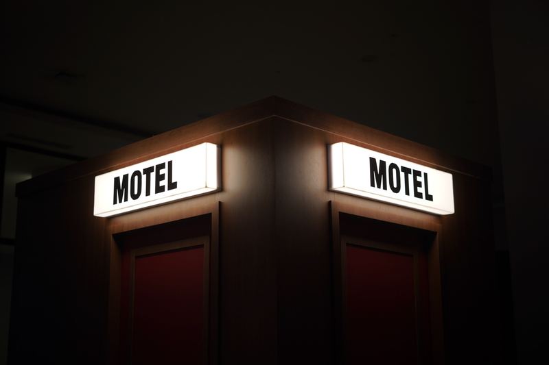 personaBooth Motel di malam hari
